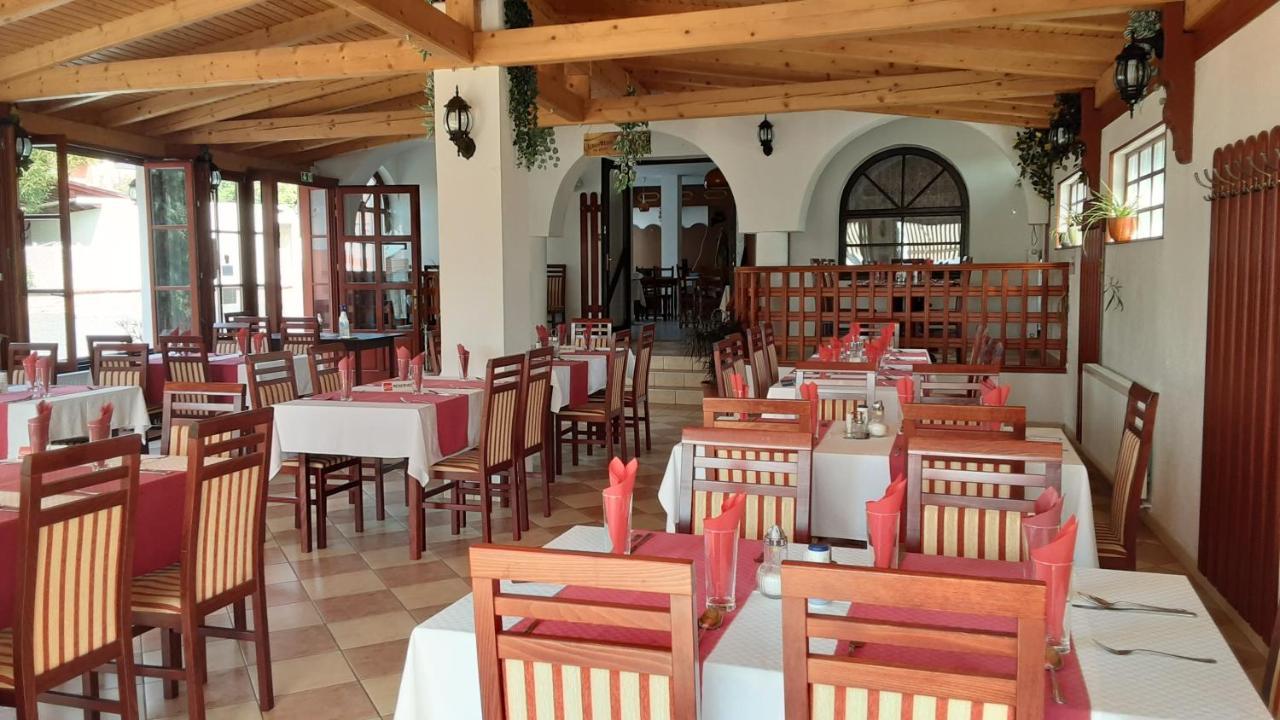 Pannon Panzio Restaurant Hotell Pannonhalma Exteriör bild