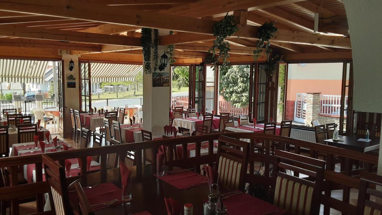 Pannon Panzio Restaurant Hotell Pannonhalma Exteriör bild
