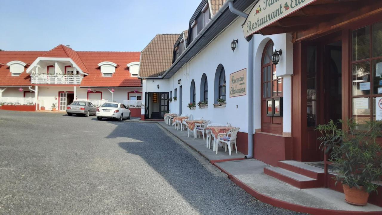 Pannon Panzio Restaurant Hotell Pannonhalma Exteriör bild