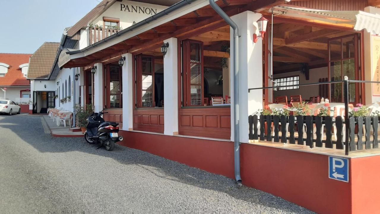 Pannon Panzio Restaurant Hotell Pannonhalma Exteriör bild