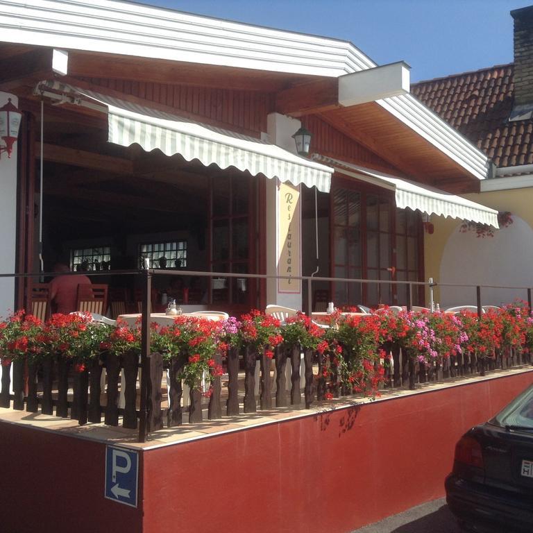 Pannon Panzio Restaurant Hotell Pannonhalma Exteriör bild