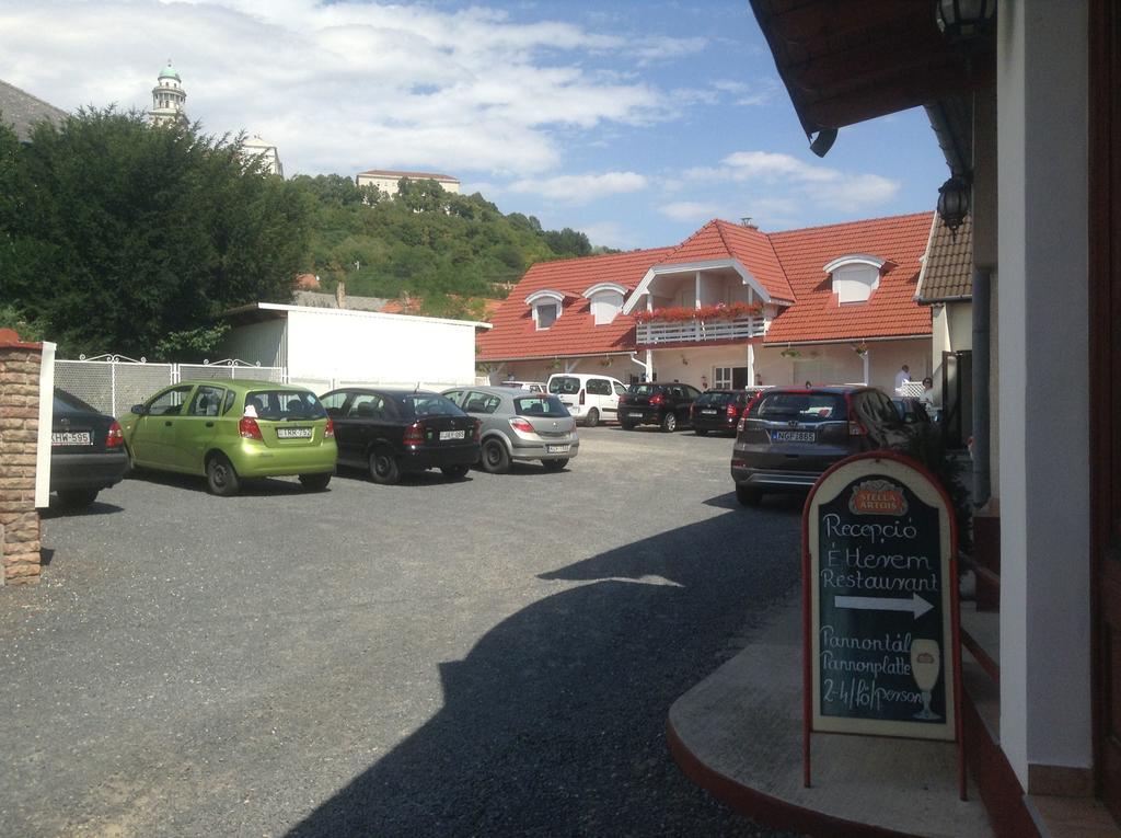 Pannon Panzio Restaurant Hotell Pannonhalma Exteriör bild