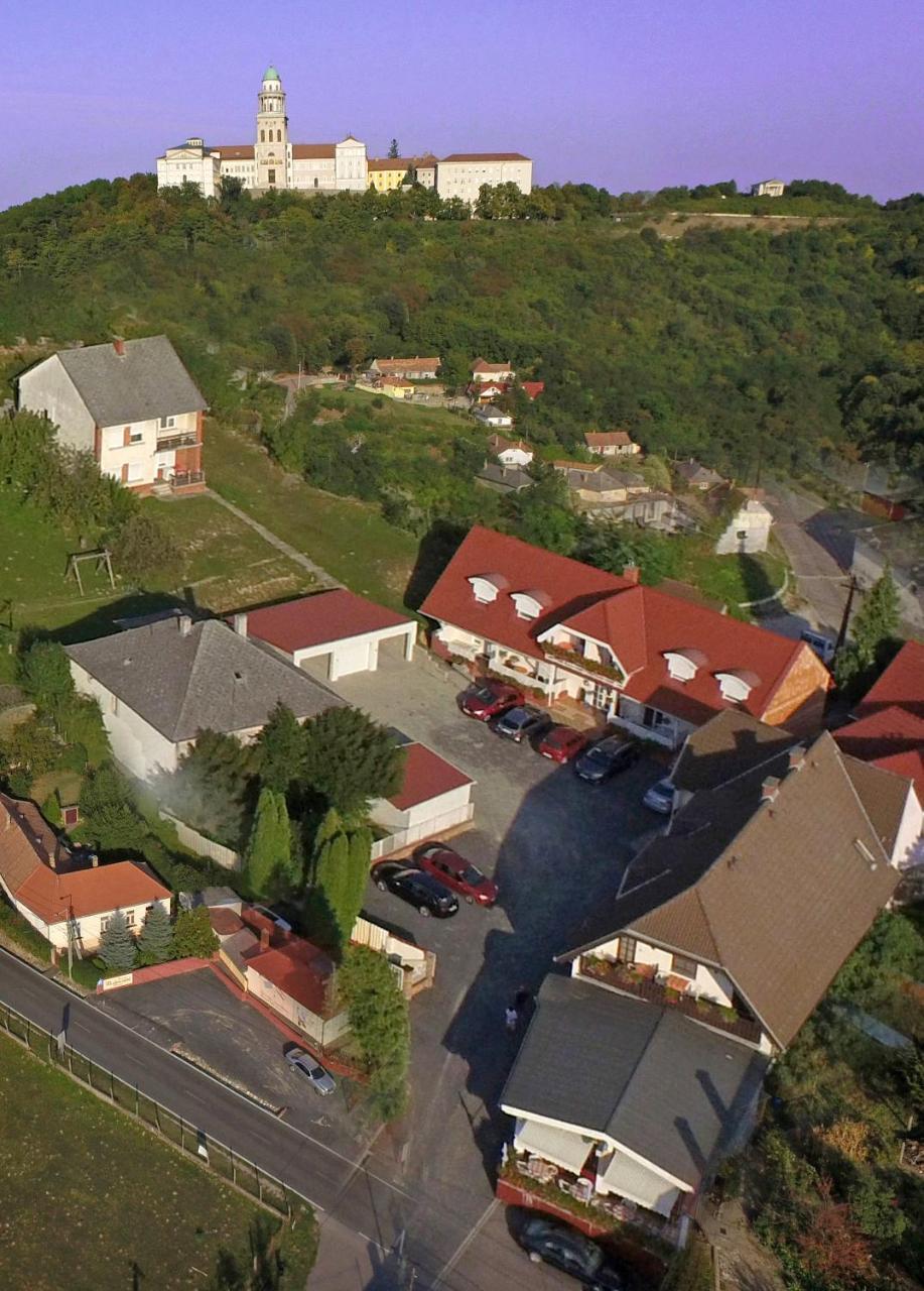 Pannon Panzio Restaurant Hotell Pannonhalma Exteriör bild